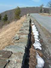 道路わきの石積みは丁寧に造られている。自動車からの視界を遮らないよう低く抑えられている。