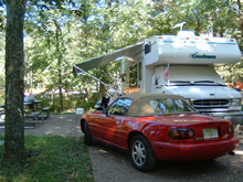 ボランティアに参加していたリタイア後のアメリカ人ご夫婦のキャンピングカーと日常の移動のための自家用車。キャンプサイトが無償で提供される。