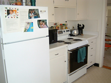 キッチンの様子。冷蔵庫もオーブンも大型でゆとりがある。