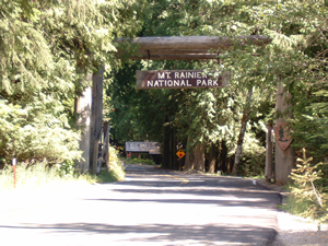 マウントレーニエ国立公園の巨大な木製ゲート。