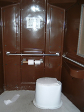 アラスカのチナ川州立レクリエーションエリアに設置されたトイレ（内部の便槽）