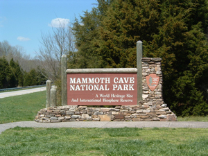 典型的な国立公園の入り口標識。石材とともに木材が多用されている。