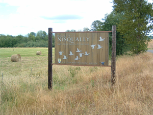 ニスクアリー国立野生生物保護区の入り口標識。国立公園の標識に比べるとずっと簡素な作りだ。