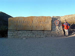 カールスバット鍾乳洞国立公園の入口標識。石造りのしっかりした造りが鍾乳洞のイメージと合っている