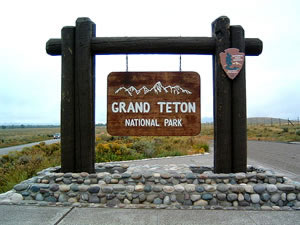 グランドティートン国立公園の入口標識。ゲートの意匠を取り入れたデザインを採用している