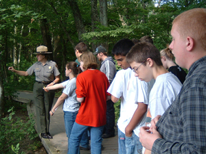 マンモスケイブ国立公園での環境教育プログラムの様子。国立公園をフィールドとして様々なカリキュラムに対応した授業が行われる。