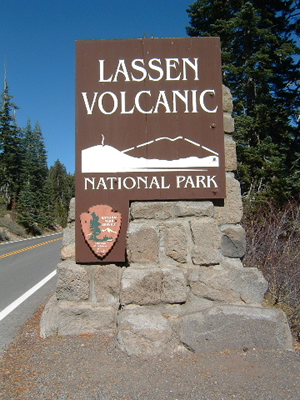 ラッセン火山国立公園の入口標識。パイロン（石積み塔柱）が標識のデザインとして残されている