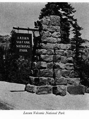 ラッセン火山国立公園の古い入口標識（国立公園局　公園及びレクリエーション施設より）