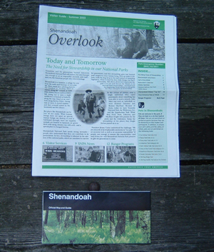 シェナンドア国立公園のパンフレットとパークニュース。ほぼすべての公園ユニットにこうした印刷物が備えられており、ハーパースフェリーセンターがそのデザイン統一のための役割を果たしている。