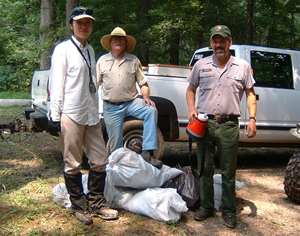 マンモスケイブ国立公園メンテナンス部門のジェシーさん（右端）とビルさん（中央）。この日はバックカントリーサイトの掃除を手伝った。