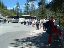 サンフランシスコからの大型バスが次々と到着する。
