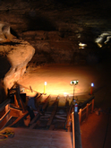 鍾乳洞内でも大規模な歩道改修工事が行われていた。照明システムも最新のLEDシステムに更新される。