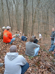 短期ボランティアとして植林事業に参加する西ケンタッキー大学の学生たち。ボランティアの役割や意義というものが社会に認められ定着している。