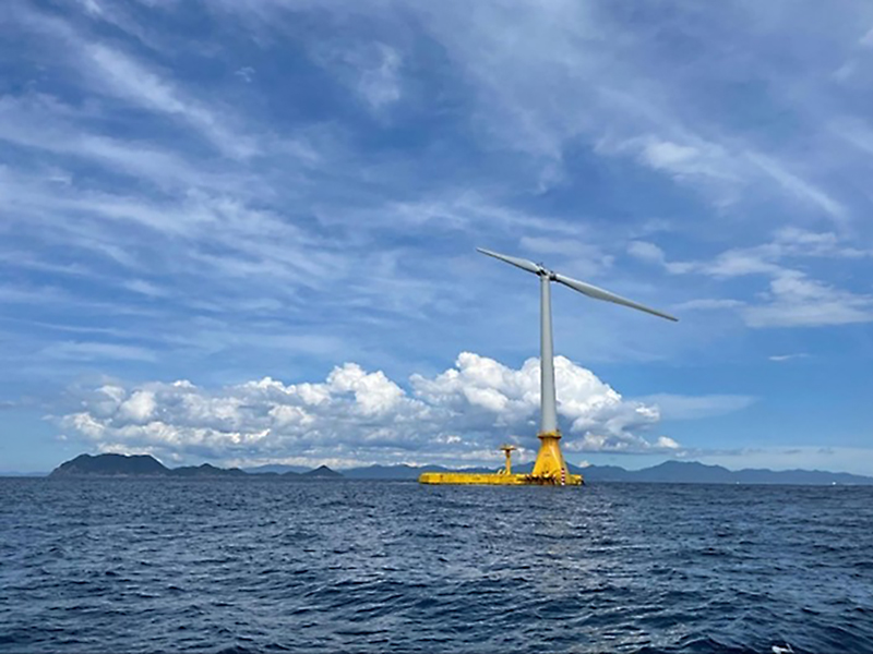 写真1 北九州にある浮体式洋上風力発電。NEDOの実証事業で制作・株式会社グローカル所有(著者撮影)
